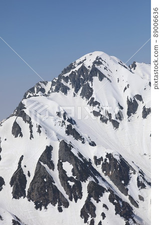 [April, Toyama Prefecture] Mt. Tsurugi, a rock and snow hall of fame seen from Bessan (Mt. Tateyama) 89006636