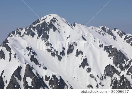 [April, Toyama Prefecture] Mt. Tsurugi, a rock and snow hall of fame seen from Bessan (Mt. Tateyama) 89006637