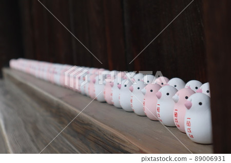 A landscape where many pottery of small birds of Omikuji are lined up A landscape where many pottery of small birds of Omikuji are lined up 89006931