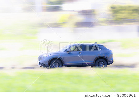 正在運行的汽車平移 正在運行的汽車平移 89006961