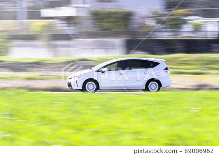 正在運行的汽車平移 正在運行的汽車平移 89006962