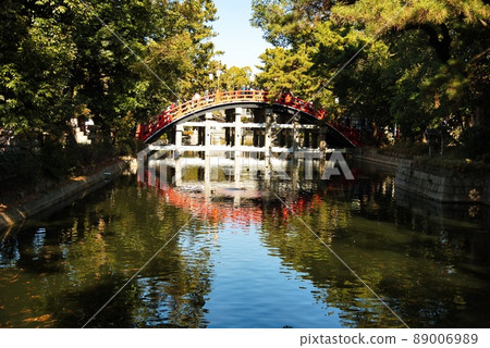 Taikobashi Sorihashi reflected in the pond of Sumiyoshi Taisha 89006989