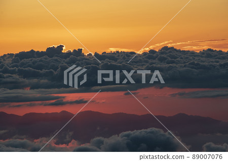 攀登富士山時看到的壯觀的雲海景色 攀登富士山時看到的壯觀的雲海景色 89007076