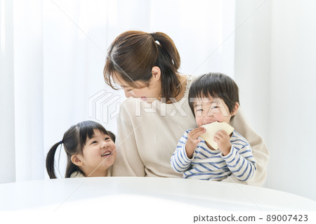 Family brothers and sisters 89007423