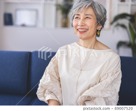 灰白頭髮的女人 89007520