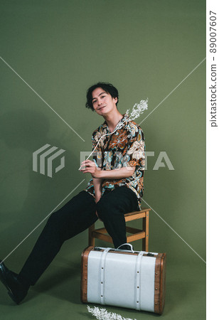 一個帶著旅行形象的休閒男人 一個帶著旅行形象的休閒男人 89007607