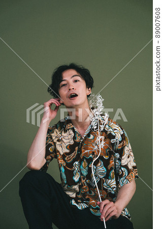 一個帶著旅行形象的休閒男人 一個帶著旅行形象的休閒男人 89007608