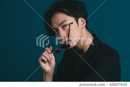A man at the moment of wearing a jacket 89007659