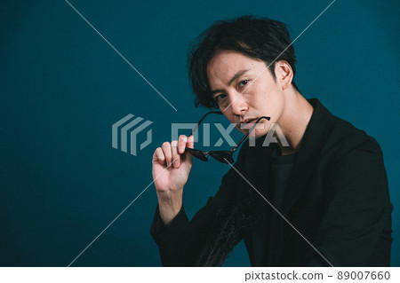 A man at the moment of wearing a jacket 89007660