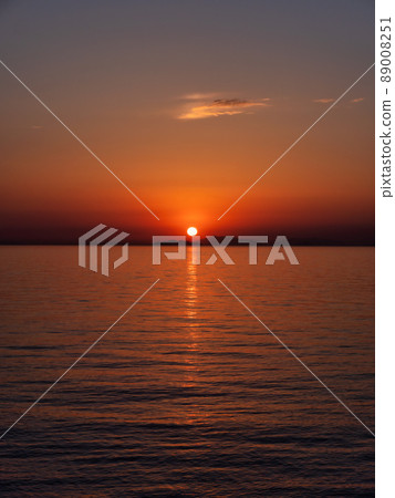 Sunset in the shade of the Seto Inland Sea, vertical composition 89008251