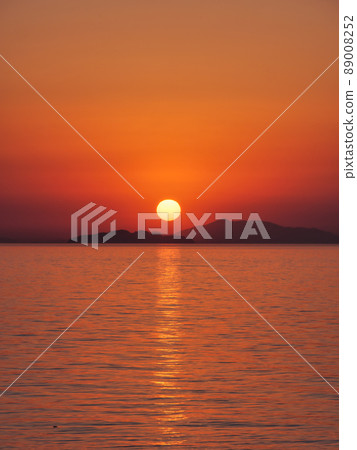 Sunset in the shade of the Seto Inland Sea, vertical composition 89008252