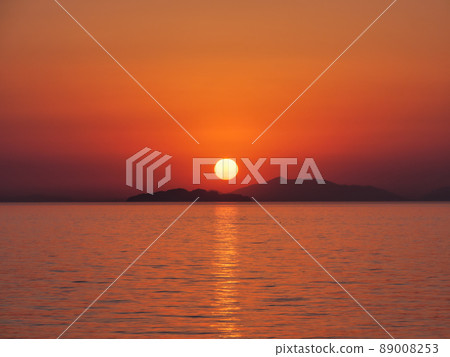 Sunset in the shadow of the Seto Inland Sea, horizontal composition Sunset in the shadow of the Seto Inland Sea, horizontal composition 89008253