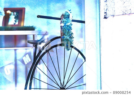 An old ordinary bicycle is displayed as an object of the store 89008254