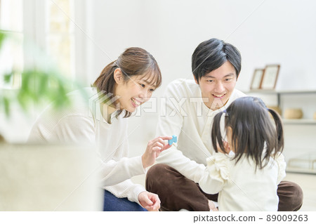 一家三口小孩 一家三口小孩 89009263