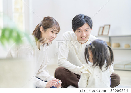 Family of 3 small children Family of 3 small children 89009264