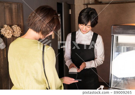 Women who make cashless payments at cafes "Western confectionery store sentiment" 89009265