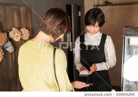 Women who make cashless payments at cafes "Western confectionery store sentiment" Women who make cashless payments at cafes "Western confectionery store sentiment" 89009266