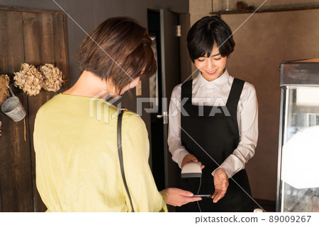 在咖啡館進行無現金支付的女性“西方糖果店情緒” 89009267