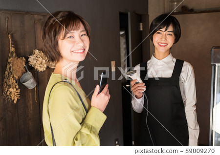 在咖啡館進行無現金支付的女性“西方糖果店情緒” 在咖啡館進行無現金支付的女性“西方糖果店情緒” 89009270