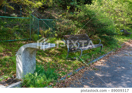 公園飲水機和長凳 89009317