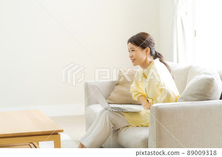 一個壓著肚子的女人，一個家庭主婦，一個媽媽 89009318