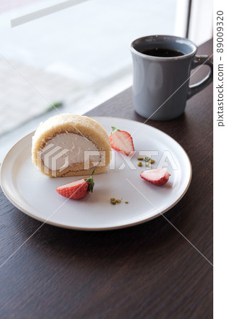 Roll cake and coffee 89009320