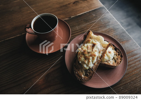 早餐是croque monsieur和咖啡 89009324