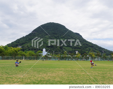Two children playing catch at Kagawa Athletic Park Yugi Hiroba 89010205