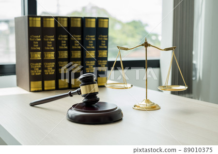 The judge's gavel at the law firm has scales, scales of justice, and litigation documents. Concepts of law and justice The judge's gavel at the law firm has scales, scales of justice, and litigation documents. Concepts of law and justice 89010375