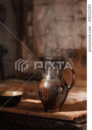The goliny pot is covered with oil using a brush. Production secrets The goliny pot is covered with oil using a brush. Production secrets 89012265