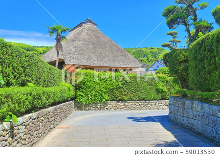 [Kagoshima Prefecture] Chiran Samurai Residence Street under clear skies (Futatsuya in a small building) 89013530