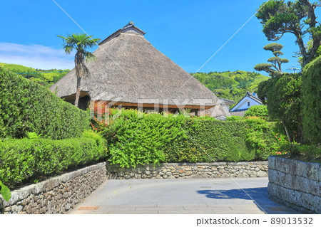 [Kagoshima Prefecture] Chiran Samurai Residence Street under clear skies (Futatsuya in a small building) 89013532