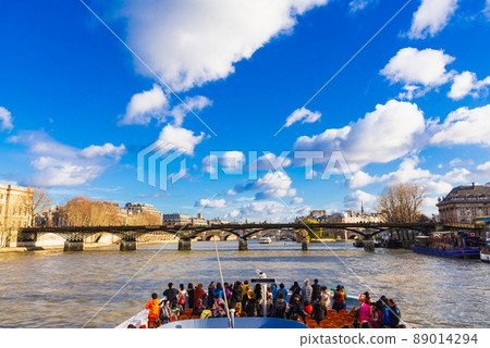 冬季巴黎塞納河遊船 * 一些柔和的焦點 冬季巴黎塞納河遊船 * 一些柔和的焦點 89014294