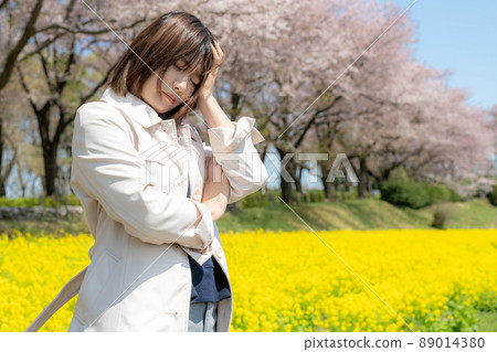 Spring woman image worries 89014380