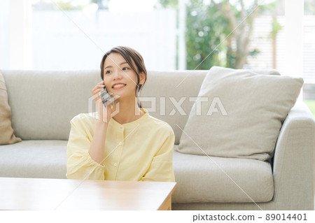 一個女人打個電話 89014401