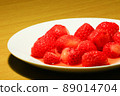 草莓鋪在盤子上 89014704