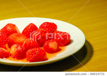 白盤子上的草莓 89014733