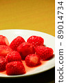 白盤子上的草莓 89014734
