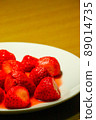 桌子、盤子和草莓 89014735