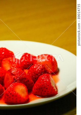 桌子、盤子和草莓 89014735