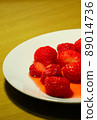 桌子、盤子和草莓 89014736