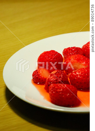 桌子、盤子和草莓 89014736