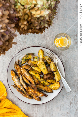 Baked potatoes with dill and flour-fried capelin Baked potatoes with dill and flour-fried capelin 89014857