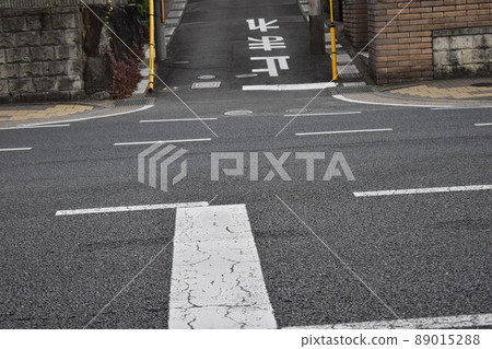 斜坡下的停車標誌和停車線③ 89015288