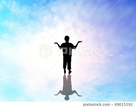 雙手朝上站立的男性全身剪影_精神天空背景 雙手朝上站立的男性全身剪影_精神天空背景 89015292