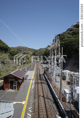 Ubara Station platform on the Sotobo Line, Chiba Prefecture and the surrounding scenery Ubara Station platform on the Sotobo Line, Chiba Prefecture and the surrounding scenery 89016084