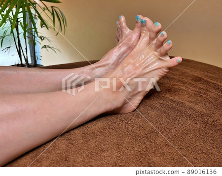 延伸到腳趾並張開指尖的女性腿 89016136