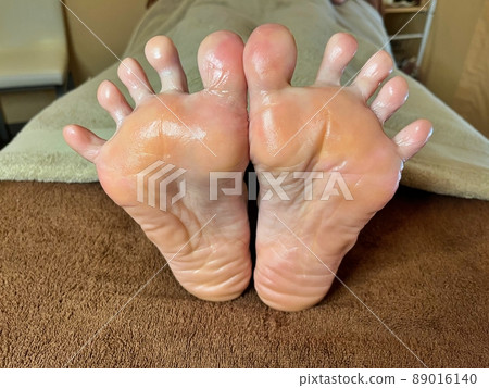 The sole of a woman who spreads all her toes and keeps her in a par condition 89016140