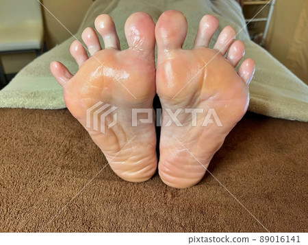 一個女人的鞋底,她張開所有的腳趾,讓她保持在標準狀態 一個女人的鞋底,她張開所有的腳趾,讓她保持在標準狀態 89016141