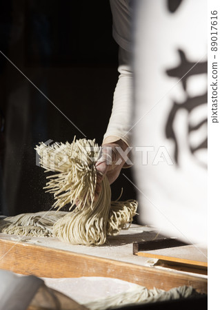 將蕎麥麵打散,撒上麵粉 將蕎麥麵打散,撒上麵粉 89017616